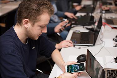 Schüler der TFO Max Valier testeten heute im TIS die WLAN-Belastungen./Foto Martina Jaider
