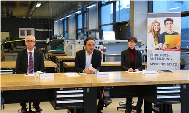 Bildungslandesrat Philipp Achammer (Mitte), Bereichsdirektor Hartwig Gerstgrasser (l.) und Amtsdirektorin Gertraud Aschbacher (r.) haben heute die wichtigsen Neuerung im Lehrlingswesen vorgestellt. Foto: LPA/Ingo Dejaco