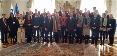 Gruppenbild zum Auftakt: LH Arno Komaptscher mit den Regierungschef der Alpenländer bei der EUSALP-Eröffnungskonferenz. Foto: LPA/Taja Ferjancic-Lakota.