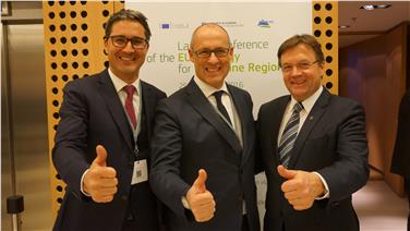 Daumen hoch für Makroregion Alpen (v.l.): LH Arno Kompatscher, LH Ugo Rossi und LH Günther Platter./Foto LPA
