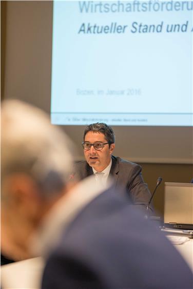 Über den derzeitigen Stand der Wirtschaftsförderung des Landes hat Landeshauptmann Kompatscher heute die Wirtschaftsverbände informiert - Foto: LPA/ohn