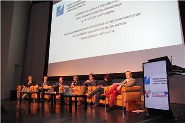 Um die Kommunikation in der Euregio ging es heute bei einer vom EVTZ Europaregion mitgetragenen Journalistenfortbildung an der EURAC in Bozen - Foto: LPA/Armin Gluderer