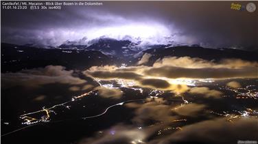 Wintergewitter am 11. Jänner 2016, mit Blick vom Gantkofel über Bozen auf die Dolomiten.