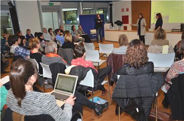Landesrätin Martha Stocker (Mitte) dankte den Teilnehmern am Workshop für ihre Mitarbeit bei der Erarbeitung eines Gesamtkonzeptes für die "frühen Hilfen" in Südtirol.