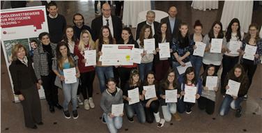Die zweite Klasse der Fachschule für Hauswirtschaft und Ernährung Frankenberg hat heute den Hauptpreis des Schülerwettbewerbs zur politischen Bildung erhalten. Foto: Bundeszentrale für Politische Bildung