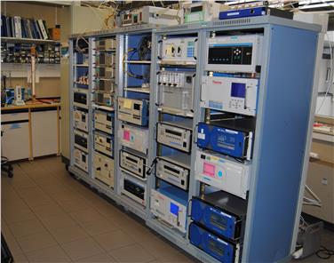 Expertentisch zum Monitoring der Stickoxide: im Bild die Messgeräte einiger Teilnehmer im Testlabor der Landesumweltagentur in Bozen.