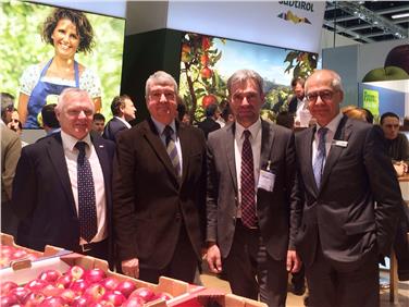 Agrarlandesrat Schuler (2.v.re.) beim Südtirol-Stand der "Fruit Logistica" mit (v.li.) Vi.P-Direktor Wielander, VOG-Obmann Kössler, VOG-Direktor Dichgans.