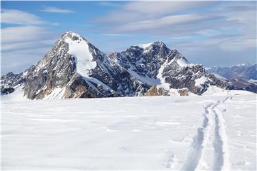 Welchen Weg der Nationalpark Stilfserjoch künftig in der strategischen Positionierung einschlagen wird, wird derzeit erarbeitet; im Bild Königsspitze und Ortler. Foto: Nationalpark Stilfserjoch / Thomas Martini