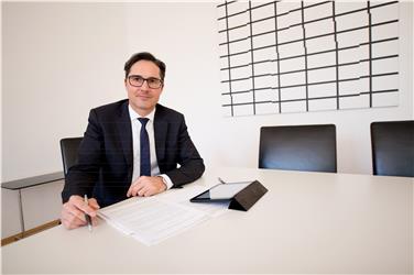 Landeshautmann Kompatscher: "Die Sparquote zeigt, dass es den Südtirolern vergleichsweise gut geht." - Foto: LPA/Martina Jaider