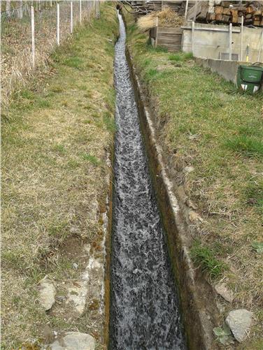 Seit mehreren Jahren arbeitet das Amt für Wildbachverbauung West an der Verbesserung und Sicherung des Tscharser Baches; das Bild entstand vor den Bauarbeiten.