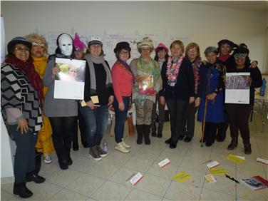 Der Kurs für ausländische Altenpflegerinnen vermittelt den Teilnehmerinnen einen Einblick in das hiesige Brauchtum - dazu zählt natürlich auch der Fasching. Foto: LPA