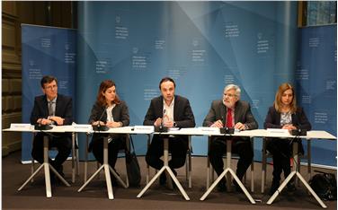 Bildungslandesrat Philipp Achammer (Mitte) mit Professorin Stefania Cavagnoli (2. v.r.), Schulamsleiter Peter Höllrigl (1. v.r.), Bereichsdirektor Rudolf Meraner (2. v.l.) und Schulinspektorin Laura Cocciardi (1. v.l.). Foto: LPA/Ingo Dejaco