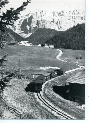 Das 100-jährige Jubiläum der Grödner Bahn nimmt die ladinische Kulturabteilung zum Anlass, um an den Bau der Zugverbindung und dessen Geschichte zu erinnern. Im Bild eine Postkarte mit dem Titel Der Grödner Zug um das Jahr 1955.