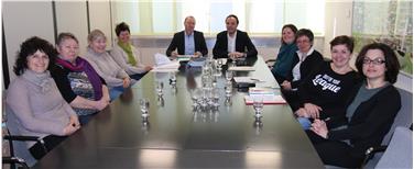 Die Steuerungsgruppe mit Landesrat Philipp Achammer (Mitte, rechts) und Volker Klotz, Direktor des Landesamtes für Bibliotheken und lesen (Mitte, links). Foto: LPA/me