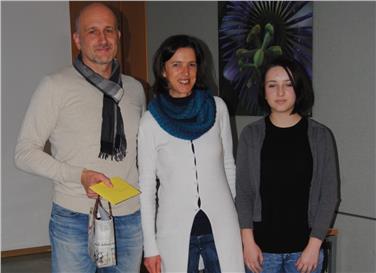 Reinhold Weger vom Verein Friedensbrücke (links) mit Schulleiterin Ulrike Vedovelli (Mitte) und einer Schülerin der Fachschule Neumarkt. Foto: Fachschule Neumarkt