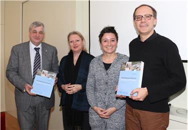LR Mussner, Dalla Torre, Fleckinger und Kaufmann präsentierten den neusten Forschungsband des Archäologiemuseum (FOTO:LPA/Angelika Schrott)