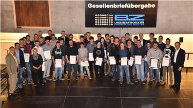Geschafft: 32 Lehrlinge haben ihre Ausbildung an der Landesberufsschule für Handwerk und Industrie erfolgreich abgeschlossen. Anwesend waren auch zahlreiche Ehrengäste. Foto: Landesberufsschule