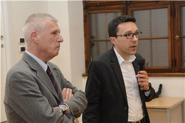 Franco Perlasca (l.), der Sohn Giorgio Perlascas, mit Landesrat Christian Tommasini. Foto: LPA/M. Diquirico