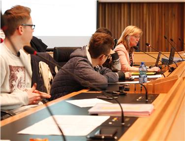 Eva Maria Brunnbauer (r.), Inspektorin für den technisch-berufsbildenden Bereich, hat dem Landesbeirat der Schülerinnen und Schüler die Zentren für Information und Beratung vorgestellt. Foto: LPA/Verena Hilber
