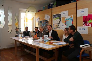 (v.l.n.r.) Lukas Stuefer (Jugenddienst Bozen-Land), Gernot Psenner (Leiter des Jugenddienstes Bozen-Land), LR Florian Mussner, LR Philipp Achammer, Isabell Pardeller (Jugenddienst Bozen-Land) und Michael Peer (Jugendring). Foto: LPA/Ingo Dejaco