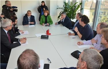 Um die Zukunft des Siliziumwerkes in Sinich ging es bei einem Treffen von Arbeitslandesrätin Martha Stocker mit Firmenchef Massimo Pugliese, den Betriebsräten und den Gewerkschaftsvertretern.