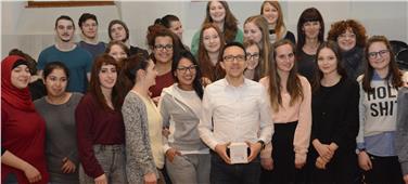 Voluntariat per les llengües – Landesrat Christian Tommasini mit den Schülerinnen und Schülern der beiden Bozner Oberschulen, die an der Sprachpartnerschaft teilnehmen. Foto: LPA