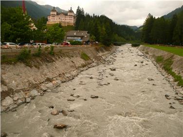 Die Ufermauern und das neue Bachbett im Mareiterbach wurden bereits gesichert; nun werden die Arbeiten fortgesetzt. Links oben im Bild Schloss Wolfsthurn mit dem Landesmuseum für Jagd und Fischerei.