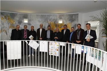 Die österreichische Bildungsdelegation mit Vertretern des Deutschen Schulamtes. Foto: LPA/Verena Hilber