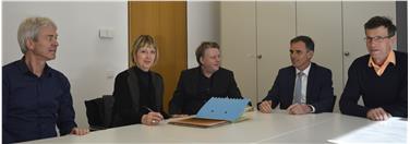 Abkommen unterzeichnet (v.l.): Bgm. Karl Bernhart (Prad), Bürgermeisterin Beatrix Mairhofer (Ulten) und Bgm. Georg Altstätter (Martell) mit Landesrat Richard Theiner und Abteilungsdirektor Aschbacher.