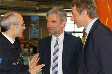 Fachmesse "Civil Protect" besichtigt (v.li.): Chef des nationalen Zivilschutzes Curcio, Zivilschutzlandesrat Schuler, Ressortdirektor Klaus Unterweger.