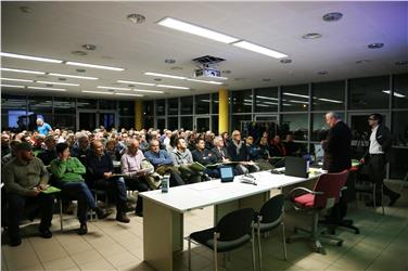 Fokus auf Fahrzeugsicherheit: Die Betreiber der Revisionswerkstätten beim Informationsaustausch (FOTO: LPA)