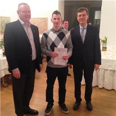 HGV-Präsident Manfred Pinzger (l.) und Schulamtsleiter Peter Höllrigl (r.) haben den jungen Absolventen ihre Diplome überreicht. Foto: Landesberufsschule Savoy