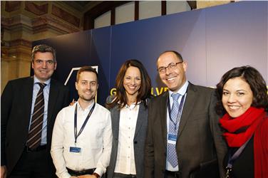 Die Südtiroler Delegation bei der Generalversammlung der Europa-Gemeinderäte: Herbert Dorfmann, Dietmar Pattis, Moderatorin Vera Russwurm, Albrecht Matzneller und Silvia Obkircher (beide Abteilung Europa; von links). Foto: LPA/BMEIA.