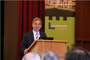 Stein- und Beerenobst als interessante Ergänzung und Alternative: Agrarlandesrat Schuler bei der Eröffnung der Tagung.