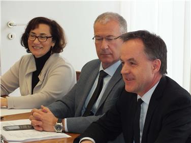 Der neue Wobi-Direktor Palfrader mit Ressortdirektor Montagner und Abteilungsdirektorin Patrizia Zomer - Foto: LPA/Wobi/W.Stuppner)