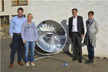 "EnergieWerkstatt" in Latsch eröffnet: LR Richard Theiner mit Schuldirektor Stefan Ganterer, Technik-Lehrerin Barbara Pichler und Heidi Thaler von der Landesumweltagentur (v.l.).
