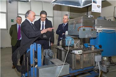 Der Geschäftsführer des Maccaferri Innovation Centers mit seinen Gästen beim Rundgang im firmeneigenen Forschungszentrum in Bozen, wo Prototypen hergestellt und Materialtests durchgeführt werden. Foto: Maccaferri/Seehauser