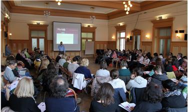 "Unser Netzwerk fängt auf" – unter diesem Thema trafen sich heute in Toblach Vertreter von Institutionen und Diensten, die für Kinder und Jugendliche in Einsatz sind. Foto: LPA/Ingo Dejaco
