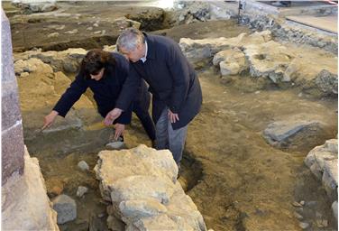Archäologin Catrin Marzoli und LR Florian Mussner schauen sich die Mauerreste der römerzeitlichen Gebäude genauer an (FOTO: Angelika Schrott/www.provinz.bz.it/news)