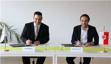 Minister Harald Mollers und Landesrat Philipp Achammer haben heute das Zusammenarbeitsabkommen im Bildungsbereich unterzeichnet. Foto: LPA/Ingo Dejaco
