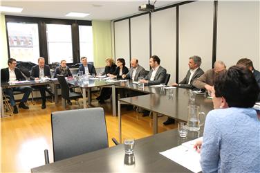 Bei regelmäßigen Treffen tauschen sich die Vertreter des Bauernbundes, die Direktoren der Fachschulen sowie Bildungslandesrat Philipp Achammer und Landwirtschaftslandesrat Arnold Schuler zu Themen von gemeinsamem Interesse aus. Foto: LPA/me
