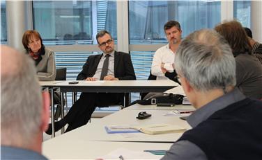 Ein lokaler Gesundheitsfonds kann den Bedürfnissen der Arbeitnehmer besser Rechnung tragen, darüber waren sich die Gewerschaftsvertreter bei demTreffen mit LRin Martha Stocker, Ressortdirektor Michael Mayr und Pensplan-Direktor Markus Obermair