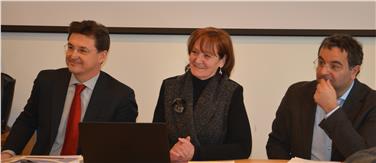 Der Sozialbericht und die ASWE-Daten 2015 standen im Mittelpunkt der heutigen Medienkonferenz mit Landesrätin Stocker, Abteilungsdirektor Critelli (r.) und ASWE-Direktor Bizzotto (l.)