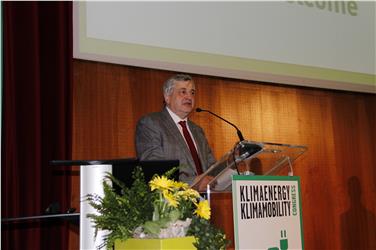 LR Mussner bei der Mobilitätstagung: "Südtirol hat in punkto nachhaltige Mobilität bereits große Schritte gemacht und bereitet schon die nächsten vor". (FOTO:LPA/Inge Aster)