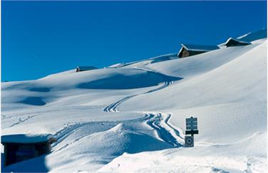 Das tief verschneite Grödner Joch bei Postkartenwetter. Foto: LPA/Josef Pernter