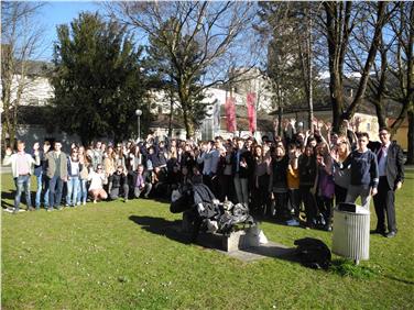 Die 90 Jugendlichen des Euregio Jugendfestivals, das in diesen Tagen in Hall, Sterzing und Pergine über die Bühne geht - Foto: LPA/EVTZ Europaregion
