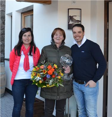 Sportlandesrätin Stocker hat heute Abfahrts-Weltcupsieger Peter Fill einen Überraschungsbesuch abgestattet - Foto: LPA