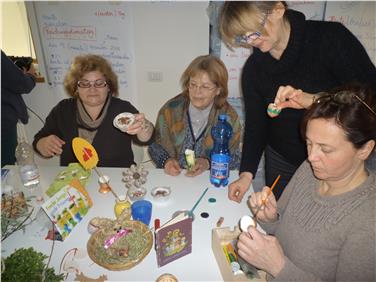 Im Rahmen des Lehrgangs "Deutsche Sprache und Südtiroler Alltagskultur" lernen ausländische Betreuerinnen Südtiroler Osterbräuche kennen - Foto: LPA/ Amt für Weiterbildung