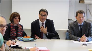 Mehr Geld in Aussicht gestellt haben (v.l.): LRin Deeg, LH Kompatscher und Generaldirektor Hanspeter Staffler./Foto LPA rm