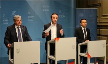 (v.l.n.r.) Die Landesräte Florian Mussner, Philipp Achammer und Christian Tommasini haben heute die wesentlichsten Punkte des Gesetzesentwurfes zur Bildungsreform vorgestellt. Foto: LPA/Ingo Dejaco.